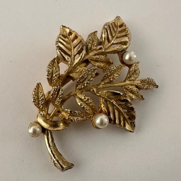 Vintage 1960s Gold Tone Leaves and Pearl Brooch Pin - Picture 1 of 6